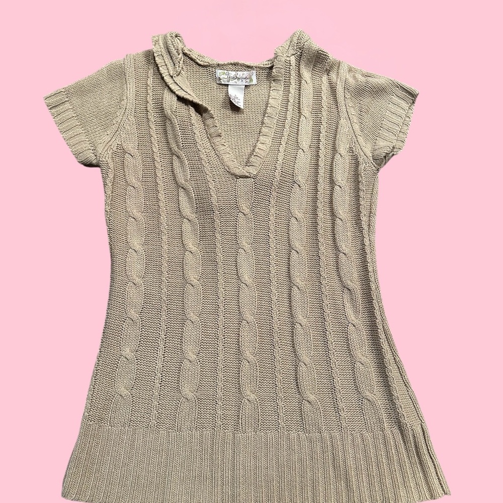 Short sleeve beige knit sweater with a hoodie